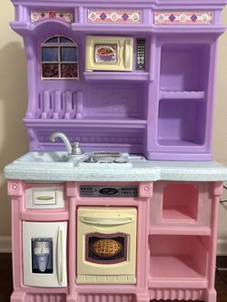 Toy kitchen