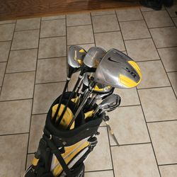 GOOD CONDITION! LEFT HANDED! COMPLETE GOLF CLUB SET COMES WITH DRIVER, 3&5 WOOD, HYBRIDS, IRON, WEDGE, PUTTER & CARRY/STAND BAG