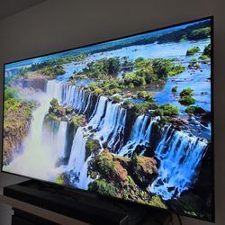 Samsung 75" QLED 4K Smart Tv, 2024, Like new!