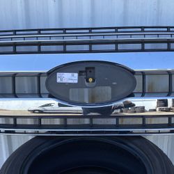 Ford Front Grill F250 F350 F450 Used OEM Grill 