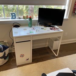 childrens desk and chair