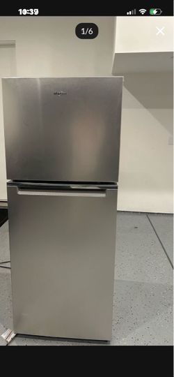Whirlpool refrigerator stainless steel and great condition $280