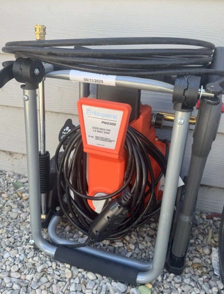 Husqvarna 2000 PSI Electric Pressure Washer w/ Detergent Tank