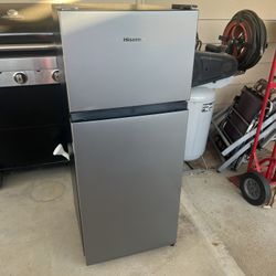 Hisense  4.5 In.³. Refrigerator And Freezer Unit. Like New