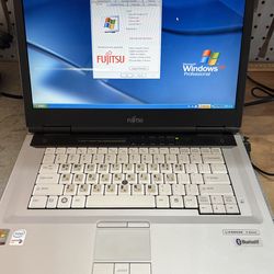 Fujitsu Lifebook Laptop – Windows XP – Works
