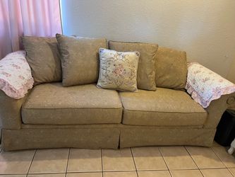 Vintage sofa 🛋️ for 4 please it’s clean like new
