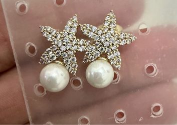 Star with pearl earings