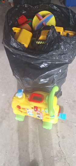 Hola tengo todas estas cosas de venta ya estan guardadas en bolsas hay muchas cosas nuevas pregunte sin compromiso $120.00 dls OMO grasias Feliz dia ?