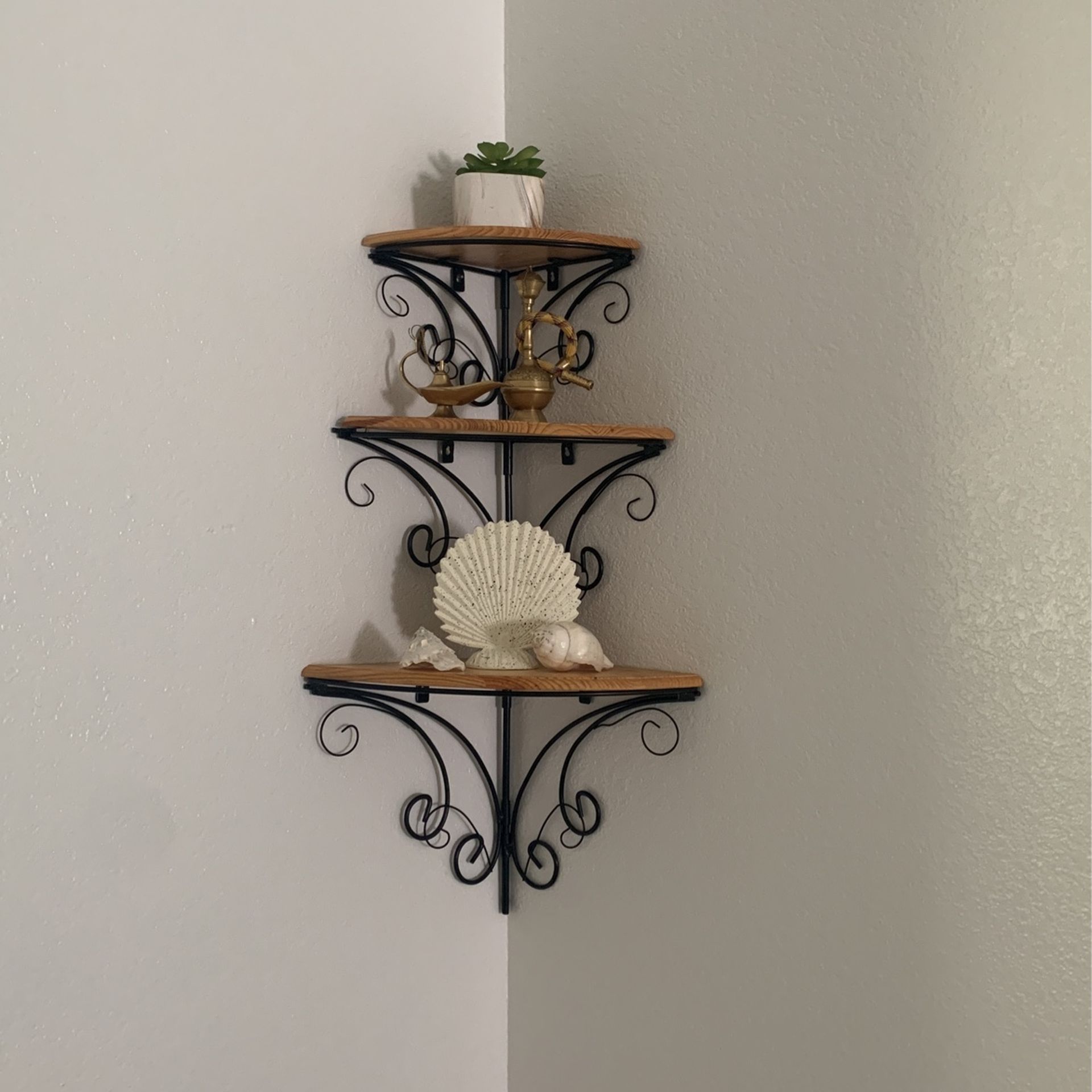 Wall / Corner shelf