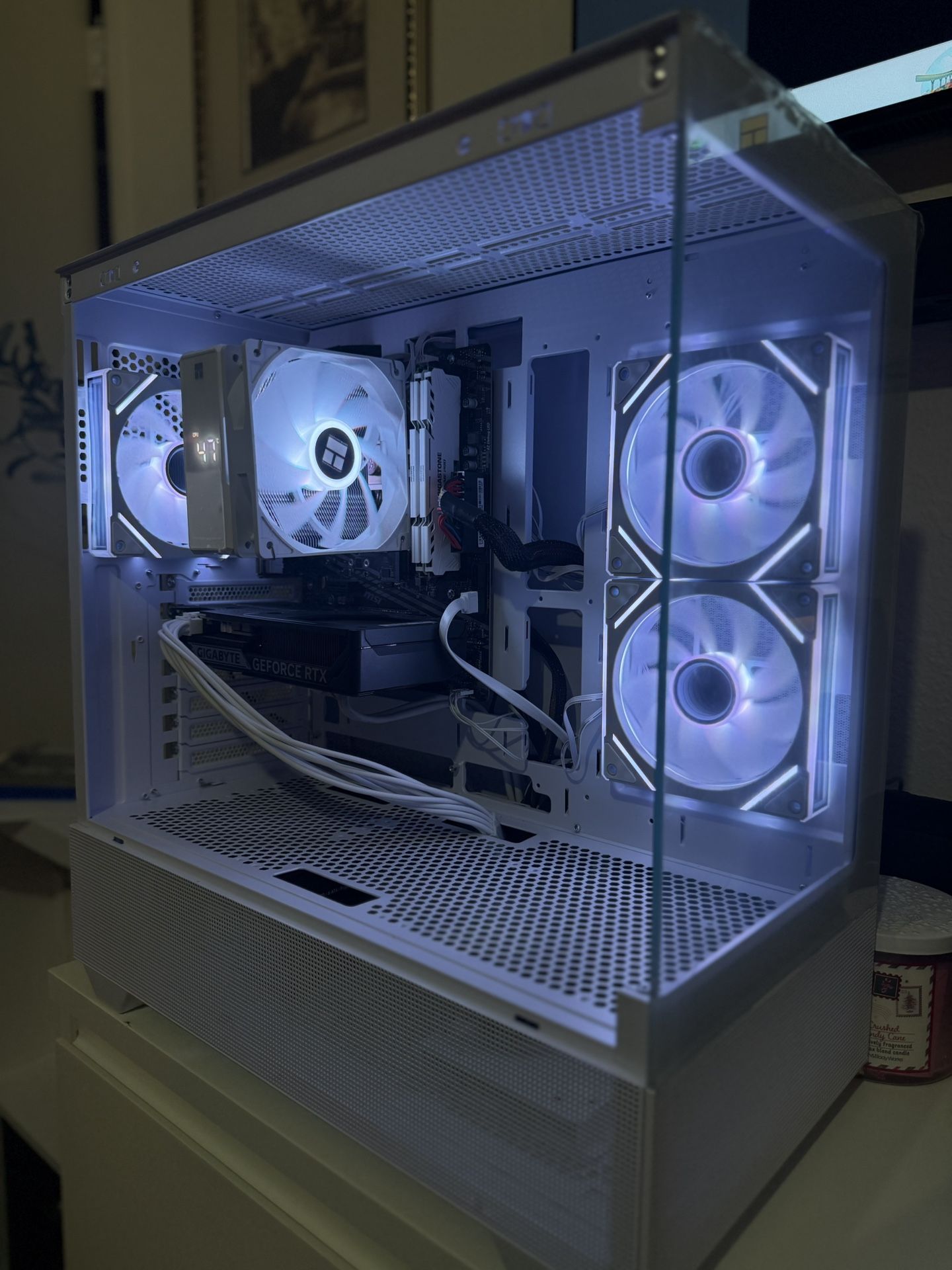 White Gaming Pc Computer Desktop RTX 5060 / Ryzen 5 5500