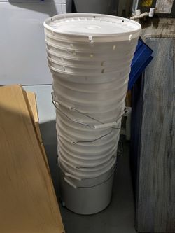 6 -5 gallon buckets with lids - Brand New $20