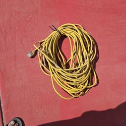 100 FT EXTENSION CORD HEAVY DUTY. 