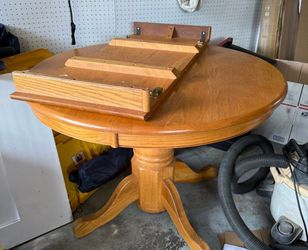 Round table with leaf