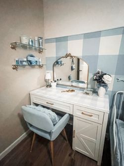 Girls vanity/desk