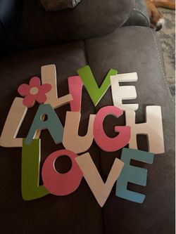 “Live laugh and love” wall decor