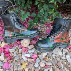 1460 Tartan Leather Lace-Up Boots
Sizes: Men's 6 / Women's 7
Color: Red+Black — Tartan Backhand Straw Grain