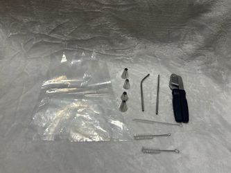 Garlic Press disposable piping bags 4 tips 3 cleaning brushes 2 metal straws