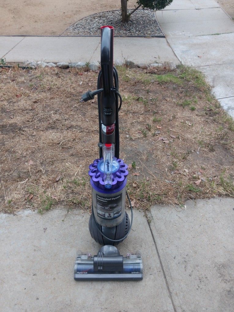 !! Vacuum Dyson Works Good