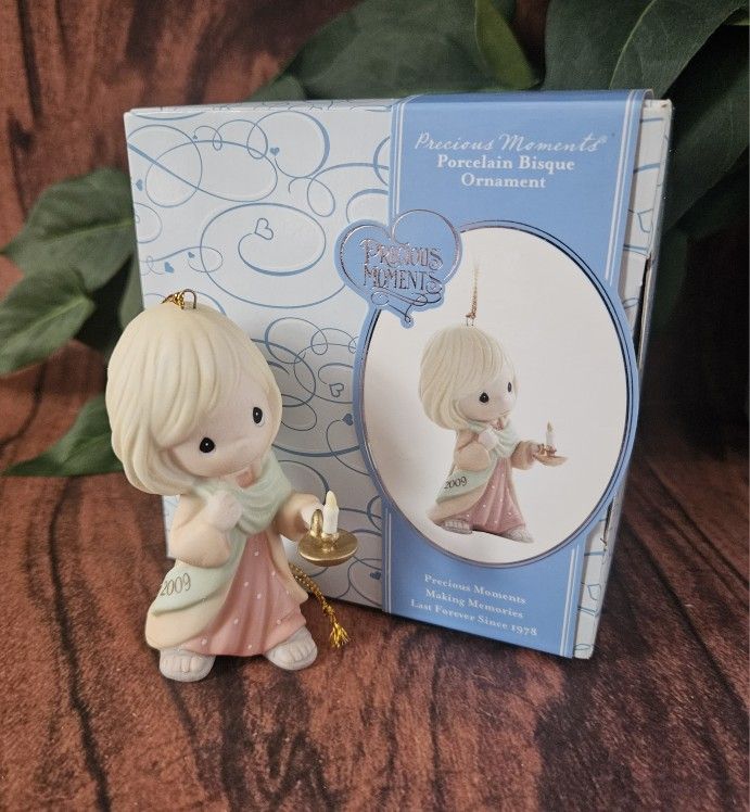 vintage Precious Moments May Your Faith Light The Way nib 910002 Ornament Dated 2009 Add some holiday cheer to your collection with this Precious Mome