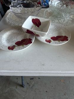 Serving plate with dip bowl