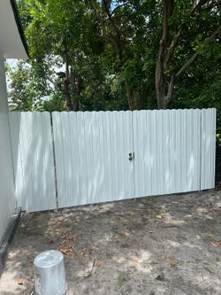 Fence And Gate. Cerca Y Portones