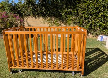 Foldable wood crib