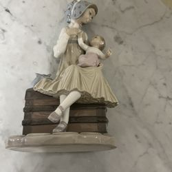 Lladro. Feeting Her Daughter