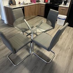 ROUND DINING TABLE in SILVER