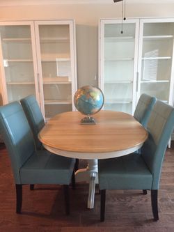 Pinewood pedestal table with extender and chairs OBO