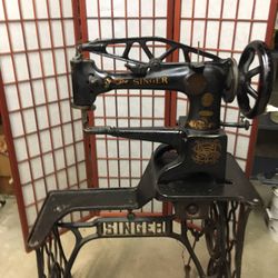 Singer Sewing Machine 