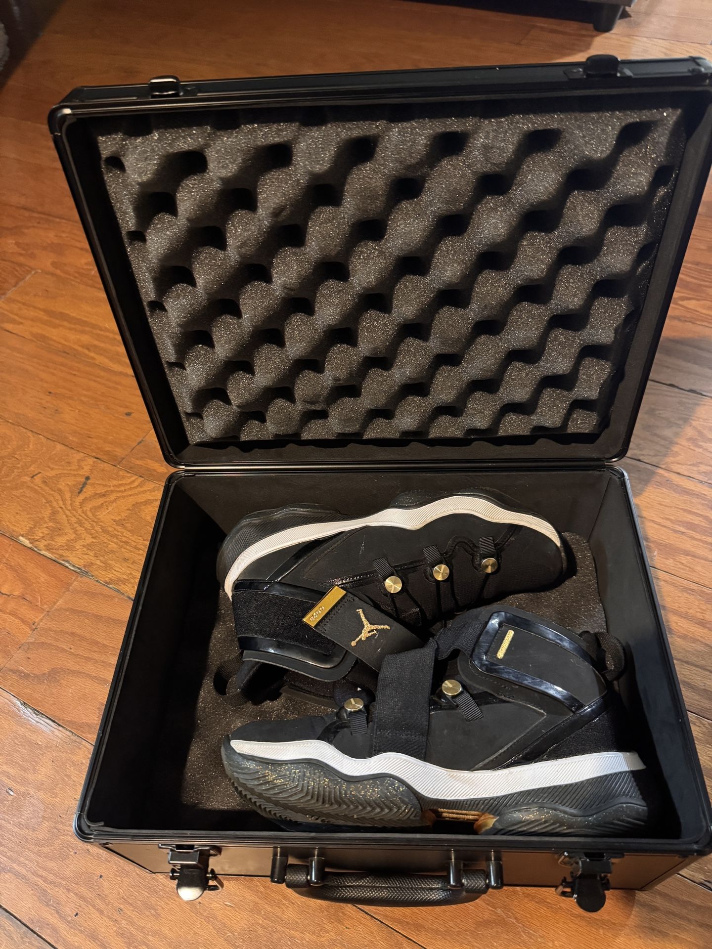 Jordan AJNT 23 Black Metallic Gold size 8