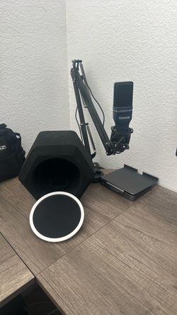 USB mic, stand, isolation box