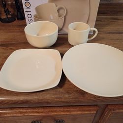 New 16 Piece Dinnerware Set