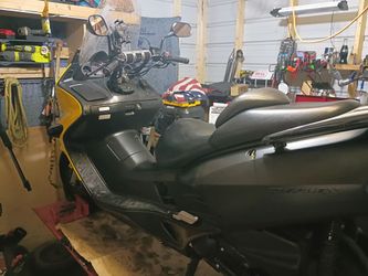 For trade only 2003 Honda reflex 250cc scooter and a motorcycle lift