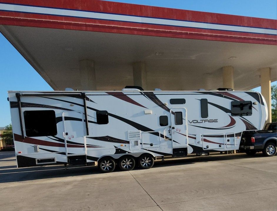 2013 Dutchmen voltage V3600  toy hauler