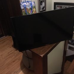 32” Tv Beautiful Color Works Excellent Priced For Quick Sale.