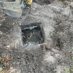 Drain Field And Septic Tank . Sistema De Drenaje Séptico .