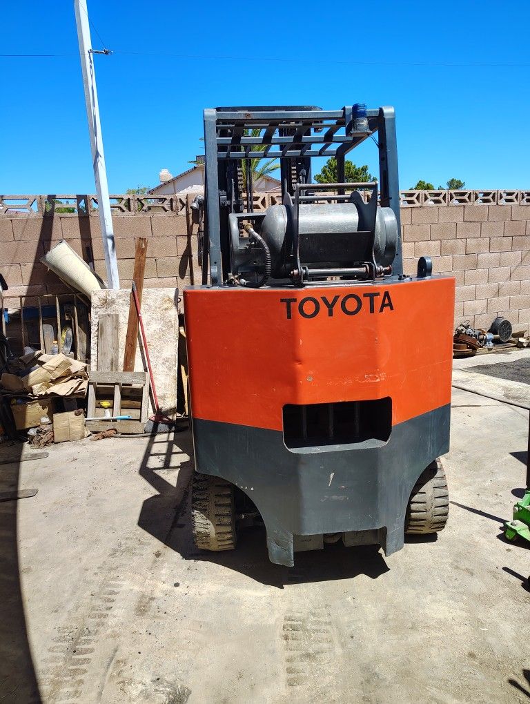 Toyota 9000lb Forklift