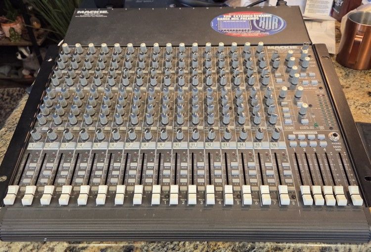 MACKIE 1640 VLZ-Pro 16 Channel Mixer