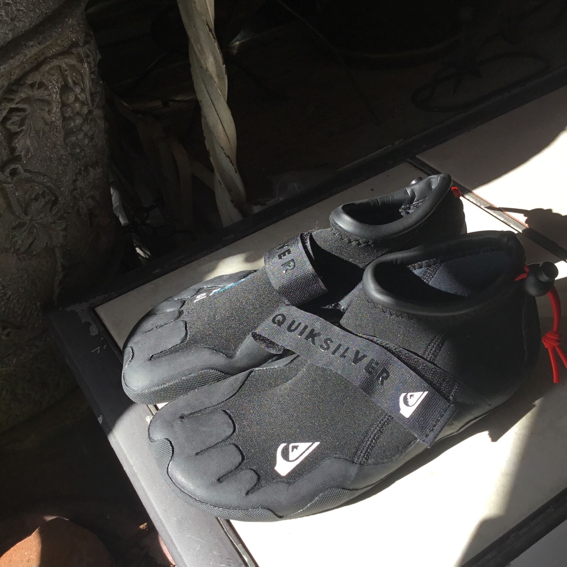 QUIKSILVER. REEFBOOT 2 MM SYNCRO. size 6.5