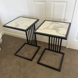 Set of 2 C-Shape Nightstands – Marble-Look Top, Black Metal Frame, Modern