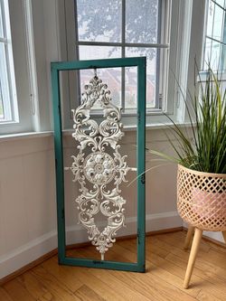 PRETTY DISTRESSED WALL DECOR