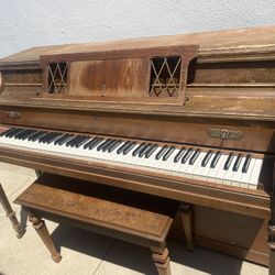 Free Story & Clark Vintage Piano 