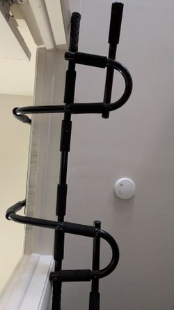 Pull up bar for doorway