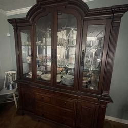 Broyhill Hutch / China Cabinet