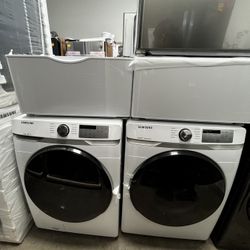 SAMSUNG WASHER AND GAS DRYER IN WHITE