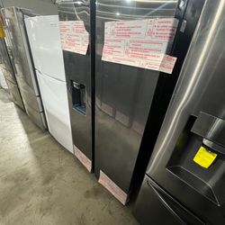 NEW-scratch and dent-27.4 cu. ft. Large Capacity Side-by-Side Refrigerator in Black Stainless Steel