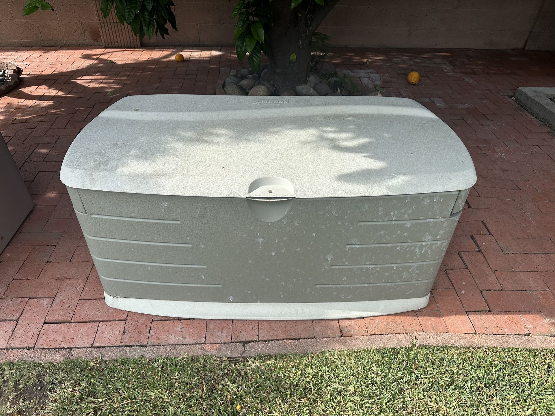 Rubbermaid Storage Container