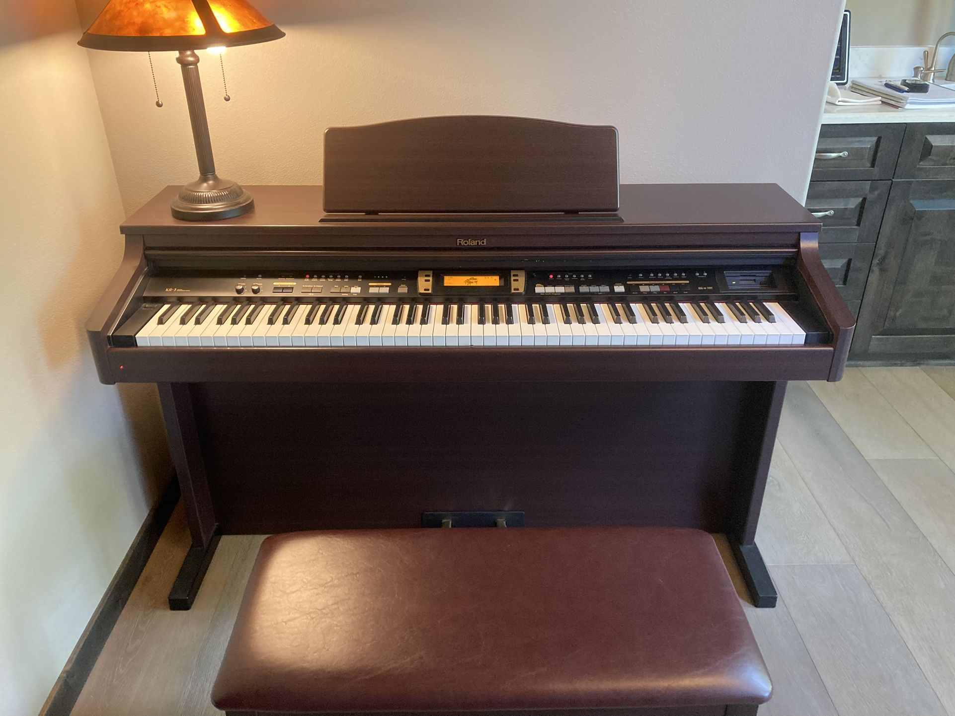 Roland KR-3 Digital piano