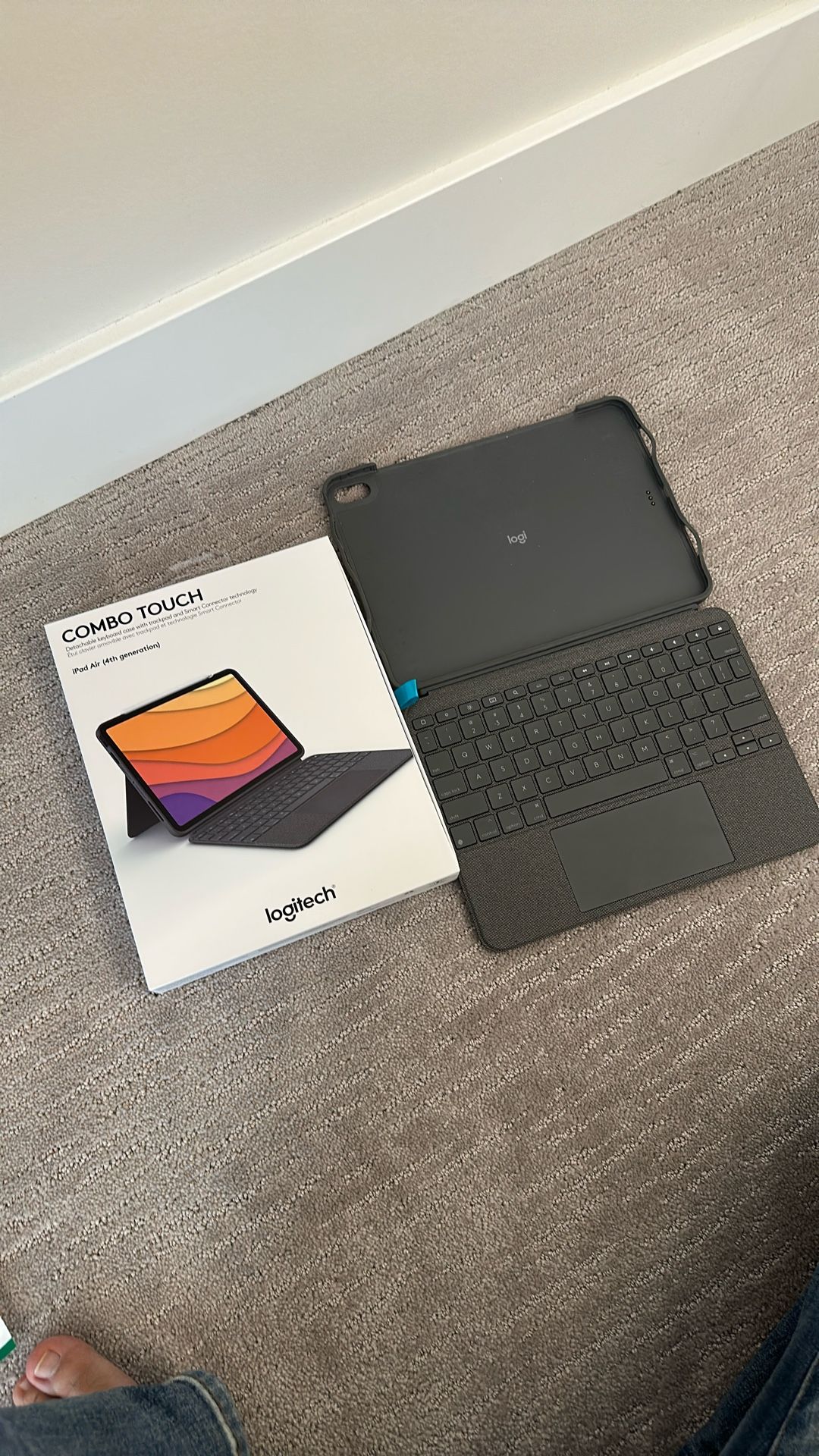 Logitech Detachable Keyboard Case With Trackpad (iPad Air 4th Gen)